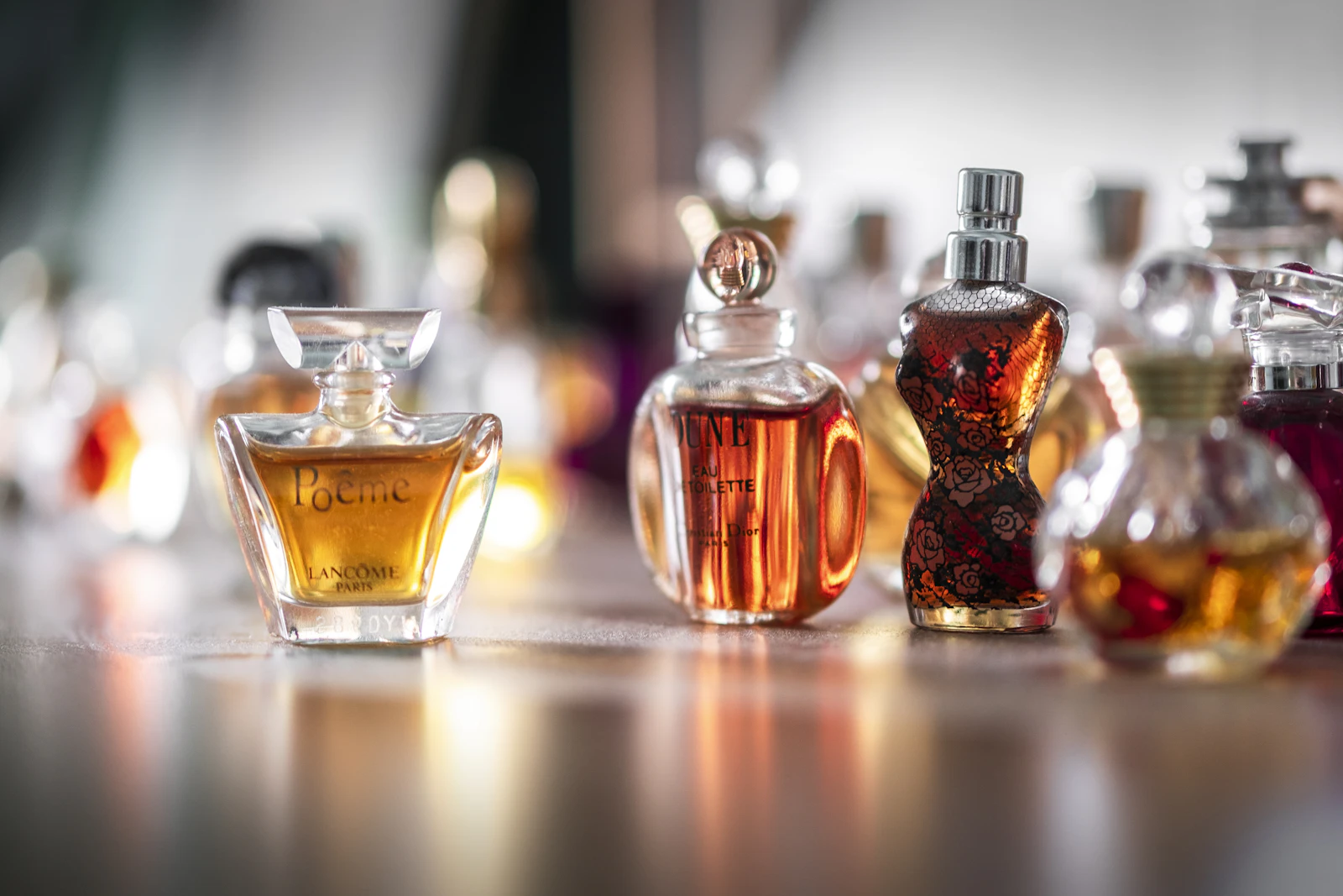 Collection de flacons de parfum ambrés rétro-éclairés, prêts à être comparés